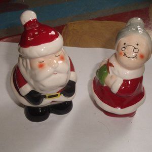 Salt pepper shakers Mr. Mrs. Santa Claus Christmas
